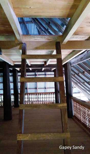 Tangga kayu untuk naik ke lantai 3 Masjid Kurang Aso 60. (Foto: Gapey Sandy)