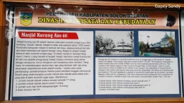 Plang informasi Masjid Kurang Aso 60 yang dibuat Dinas Pariwisata dan Kebudayaan Pemkab Solok Selatan. (Foto: Gapey Sandy)