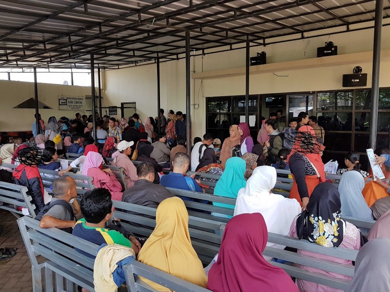 Suasana pengurusan KTP KK, Akte kelahiran di Dukcapil Kabupaten Bogor. Sesak panas dan tidak beraturan