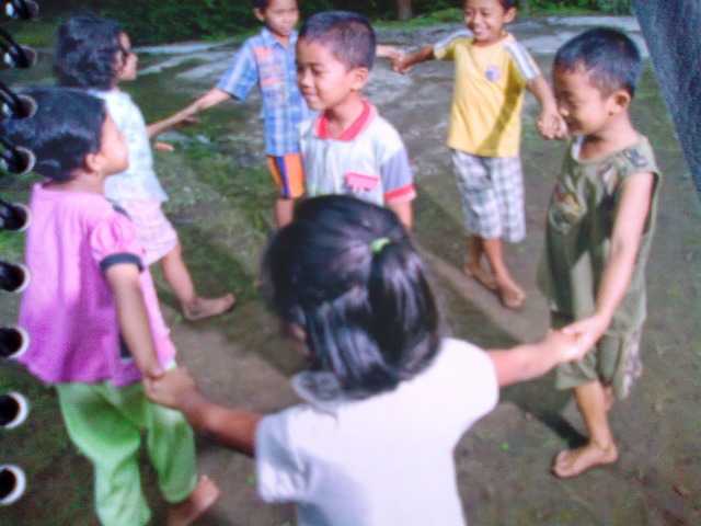 http://7bocahmuslim.blogspot.co.id/2011/12/permainan-anak-tradisional-di.html
