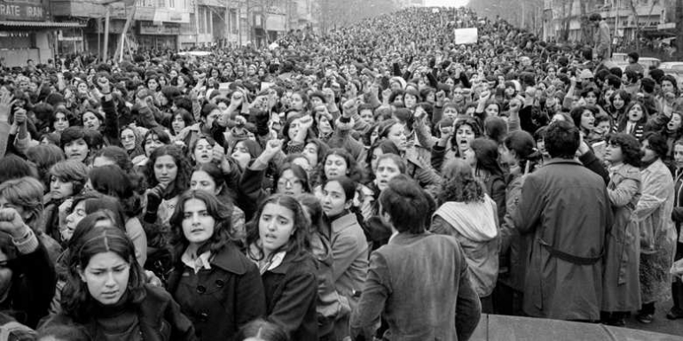 Aksi 100.000 Perempuan Iran pada 8 Maret 1979, menolak kewajiban berhijab. Sumber: HENGAMEH GOLESTAN /telegraph.co.uk