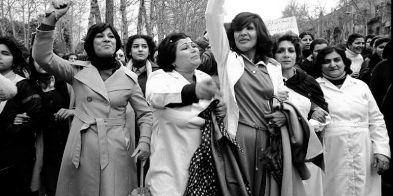 IWD di Teheran, 8 Maret 1979 menolak kewajiban berhijab. Sumber: HENGAMEH GOLESTAN /telegraph.co.uk