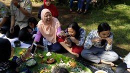 Makan siang ala botram (foto: dokpri)