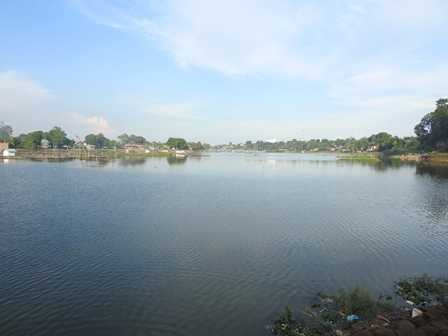 Sampah di Sisi Danau Mengganggu Pemandangan (Dokpri)