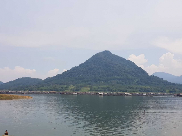 Restoran terapung berada di dekat bukit seberang (Dok. Pribadi)