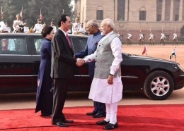 Presiden Vietnam Tran Dai Quang (kiri) serta istrinya bersalaman dengan Perdana Menteri India Narendra Modi (kanan) dan Presiden India Ram Nath Kovind di New Delhi, India, pada tanggal 3 Maret. | Courtesy of www.pmindia.gov.in