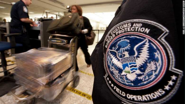 Petugas CBP (sumber: CNN.com)