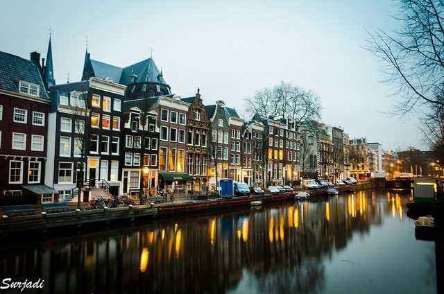 Deretan rumah-rumah tua di pinggir kanal Amsterdam