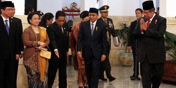Ibu megawati dan pak SBY dalam suatu acara resmi. sumber gambar :https://www.merdeka.com/politik/setiap-salaman-dengan-megawati-sby-terima-banyak-sms.html