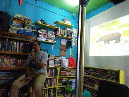 Pak Yuyun sedang memberi penjelasan badak Sumatera