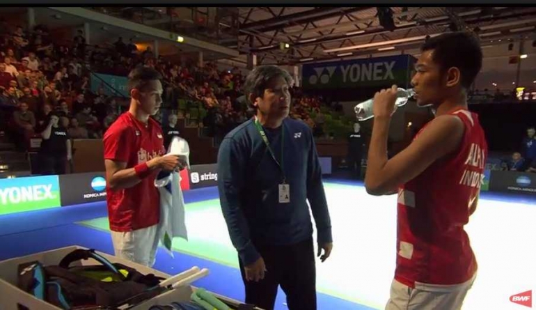 Pelatih ganda putra, Herry IP memberikan instruksi kepada Fajar Alfian/Rian Ardianto di partai final/@BadmintonTalk