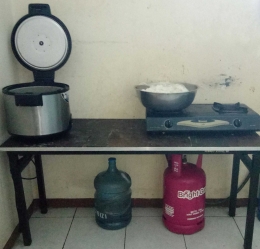 Deskripsi : Alat masak, kompor dan Bright Gas yg disediakan rumah rehabilitasi untuk kebutuhan SNA l Sumber Foto : Andri M