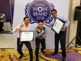 Pj Direktur Komunikasi Bank Indonesia Junanto Herdiawan, Pengelola Medsos BI Soni Nanggala dan Manager Komunikasi Eksternal BI Mas Jeffri, memamerkan penghargaan Wow Brand 2018, Kamis (8/3/2018) lalu. (Foto: Junanto Herdiawan)