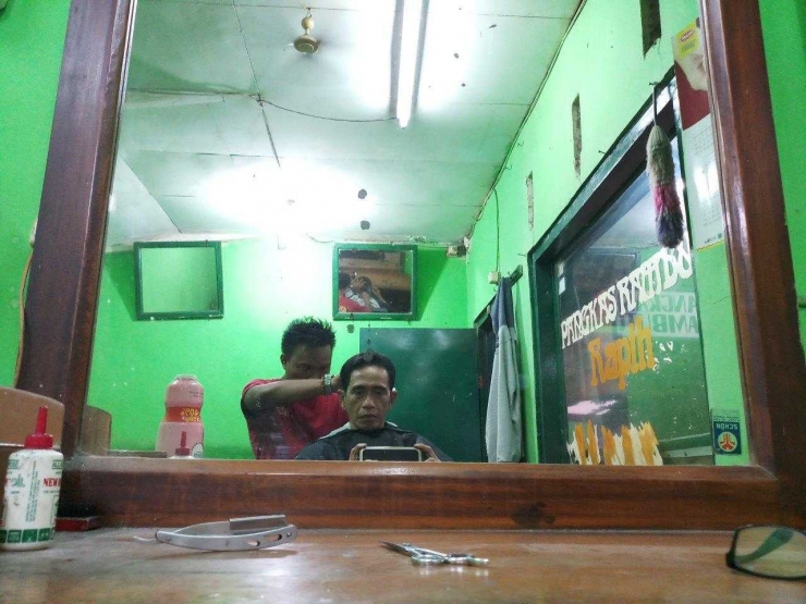 Hilman (29 thn) Rapih,Tukang Cukur di Jalan Kalidam Kota Cimahi, Senin (12/03/18) Foto Dok Pribadi J.Krisnomo