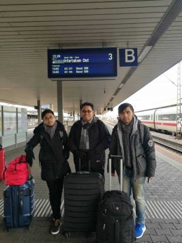 Di Stasiun Basel Badischer Bahnhop bersama Rifqi Nafiz dan Yafi (dokpri)