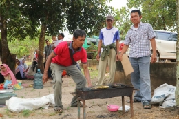 Bila enggan membeli masakan jadi, dapat membawa bahan makanan sendiri seperti warga Batuaji ini yang membakar ikan yang dibawa dari rumah. | Dokumentasi Pribadi