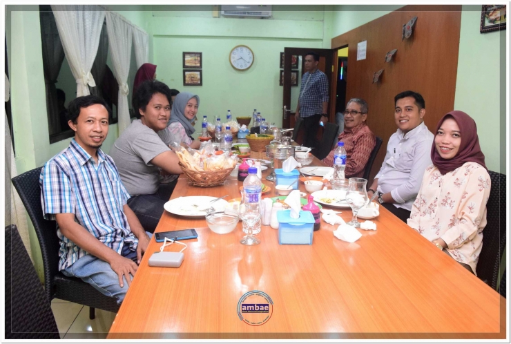 Muhammad Yasin (ke-3 dari kanan) bersama staf menikmati makan malam (13/03/18).