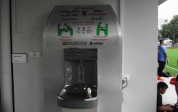 Tersedia juga air minum gratis dengan mesin (Foto: Ardiansyah)