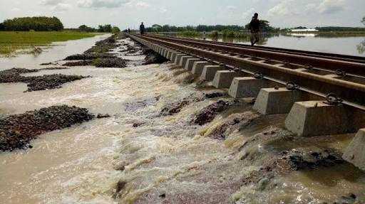 Rel terkena dampak banjir