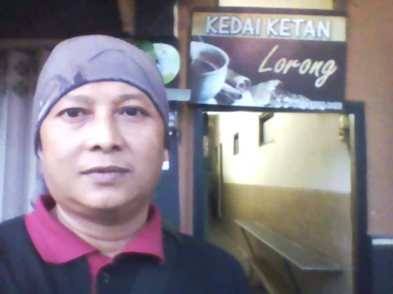 Tempatnya memang di lorong (sempit).