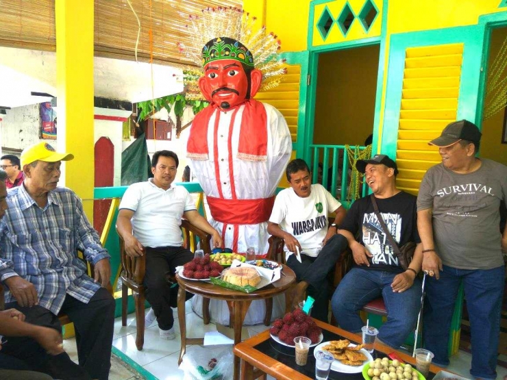 Arie Priyanto (kedua kiri) dan Edy Trisnawan (tengah) dikantor RW 01, Jalan Lontar, Kelurahan Paseban, Salemba Jakarta Pusat. Foto/Komps.