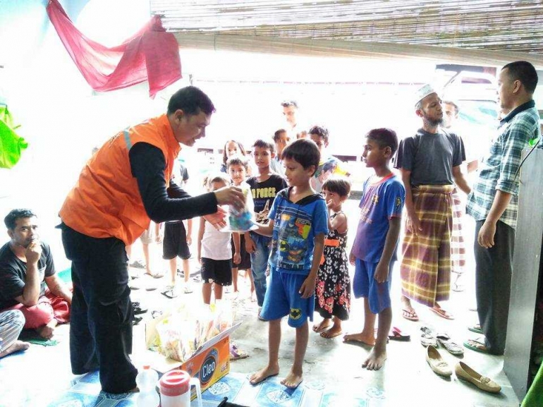 Aksi kemanusiaan menyalurkan bantuan dan bermain dengan anak pengungsi Rohingya di Medan bersama keluarga (dok pribadi 3 April 2017)