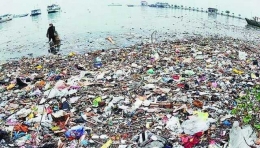 Tumpukan sampah di pesisir pantai. Sampah di laut membahayakan bagi biota laut dan juga manusia bila masuk ke rantai makanan. Foto dok (kkp.go.id) via National Geographic Indonesia