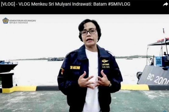 Menkeu ketika nge-vlog di Batam dan alami kualitas rekaman suara yang kurang maksimal. (Foto: YouTube Kemenkeu RI)