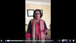 Menkeu Sri Mulyani Indrawati nge-vlog secara rekam gambar vertikal. (Foto: Facebook Sri Mulyani Indrawati)