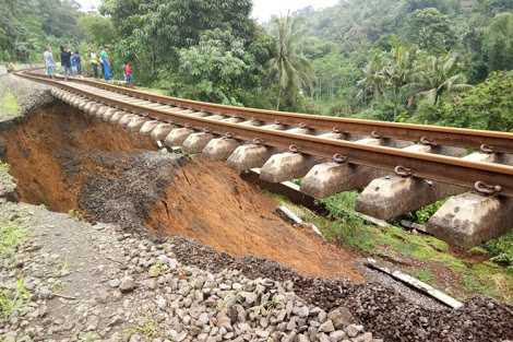 Rel mengantung karena longsor