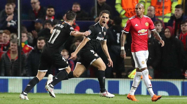 Wissam Ben Yedder merayakan gol disaksikan Ashley Young (Getty Images)