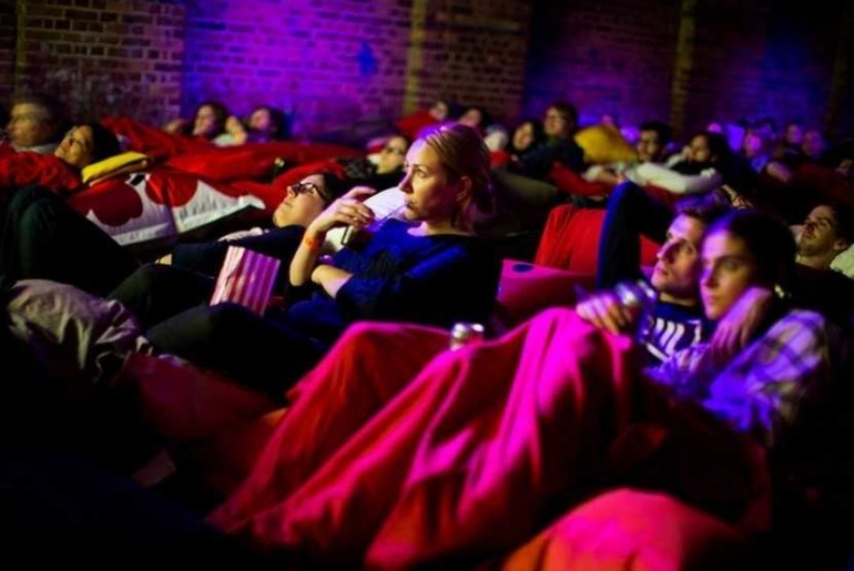 Untuk memberikan rasa nyaman, bioskop di Inggeris melengkapi kasur untuk penontonnya. Foto | FB Pillow Cinema.