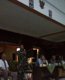Babinsa Kelurahan Dukuh Menanggal Serma Langgeng saat berbicara dihadapan peserta rapat