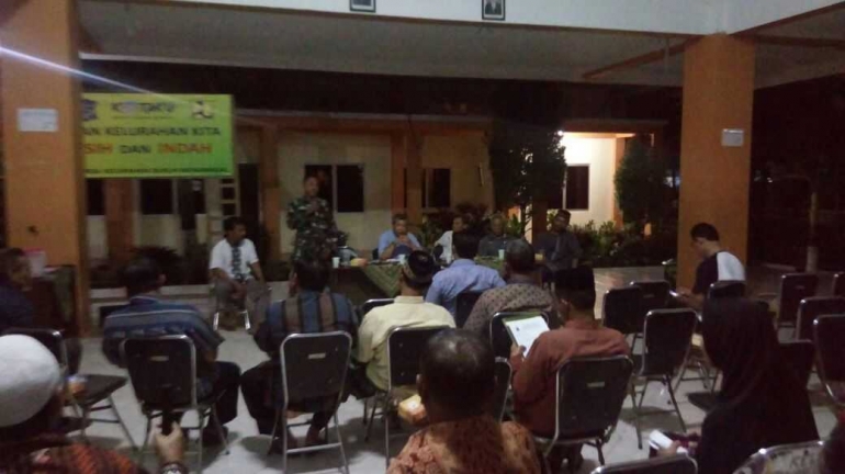 Suasana rapat di Pendopo Kelurahan Dukuh Menanggal Surabaya