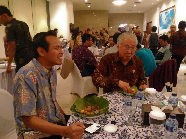 COO Kompasiana Iskandar Zulkarnaen (kiri) bersama Menteri Perdagangan Enggartiasto Lukita (kiri) dalam acara Perspektif Kompasiana