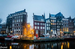  Deretan rumah-rumah tua di pinggir kanal Amsterdam