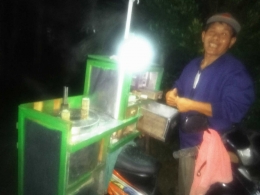 Radimun (48) pedagang kue putu keliling di Sungailiat asal Brebes, Jawa Tengah (foto Rustian Al Ansori) 