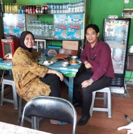 Pertemuan singkat Saya dan Ibu di sebuah rumah makan khas Minang. Bagi Saya, Ibu merupakan sumber kehangatan keluarga. | Sumber : Dokumentasi Pribadi