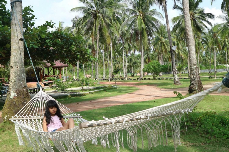 Menjaga Kehangatan Keluarga dengan Bersantai  di Pantai  Menjaga Kehangatan Keluarga dengan Bersantai  di Pantai