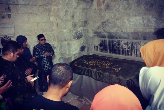 Berada di dalam makam Rabi'ah al-Adawiyah