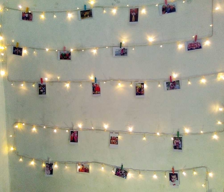Salah satu cara saya untuk mengingat keluarga yaitu dengan memasang foto mereka bersama hiasan lampu tumblr di kamar kosan (dokpri)