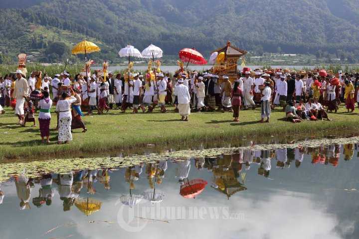 Melasti di Bali. Foto | Tribun Bali/Andriansyah