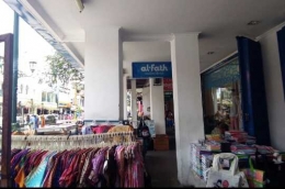  Depan toko muslimah Al Fath (dok. pri) 