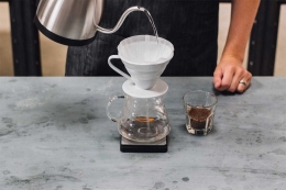 Menyeduh kopi dengan metode V60 (Foto: roastwork.co.uk)