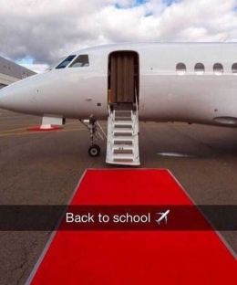 Seseorang menampilkan private jet nya di sosial media (sumber: pinterest)