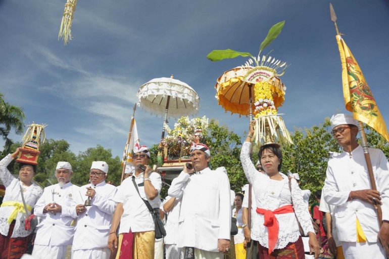 Umat tengah ikut tawur agung. Foto | Dokpri