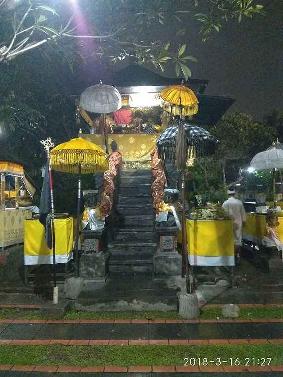 Pratimo, simbol Tuhan Umat Hindu yang beristana di Pura ini. Yang akan diturunkan pada pukul 00.00 dengan tujuan memberikan perdamaian dan kesejahteraan utk seluruh umat yg berada di Jakarta (dok. pribadi)