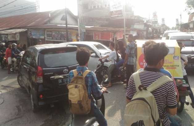 Tembok Bolong Saksi Bisu Polusi Udara Kampung Susuk Tembok Bolong Saksi Bisu Polusi Udara Kampung Susuk