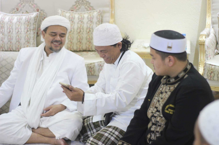 Habib Rizieq sedang bercengkrama dengan Jemaah yang Hadir di Rumah nya (Dokumentasi Pribadi)