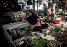Perempuan Perkasa Tersenyum Berjualan Sayur dan Bumbu Dapur I Foto: Dokumentasi Pribadi